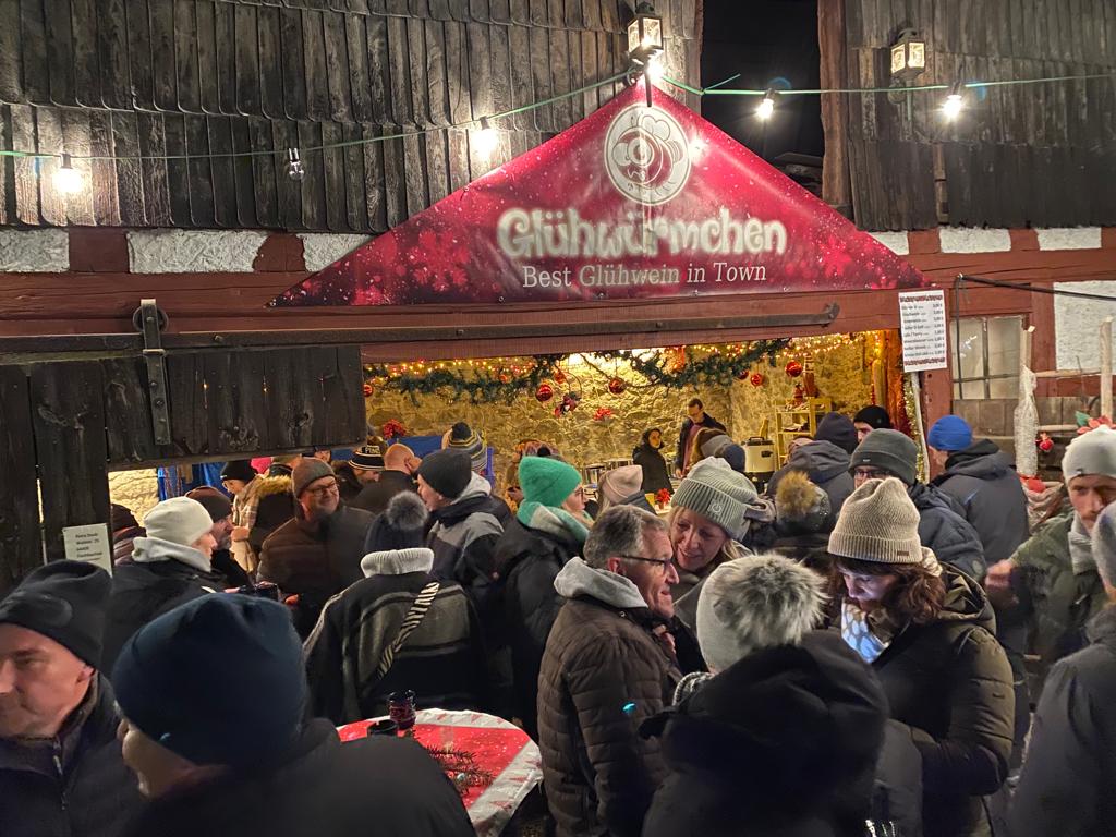 Glühwürmchen Hütte Weihnachtsmarkt mit gästen
