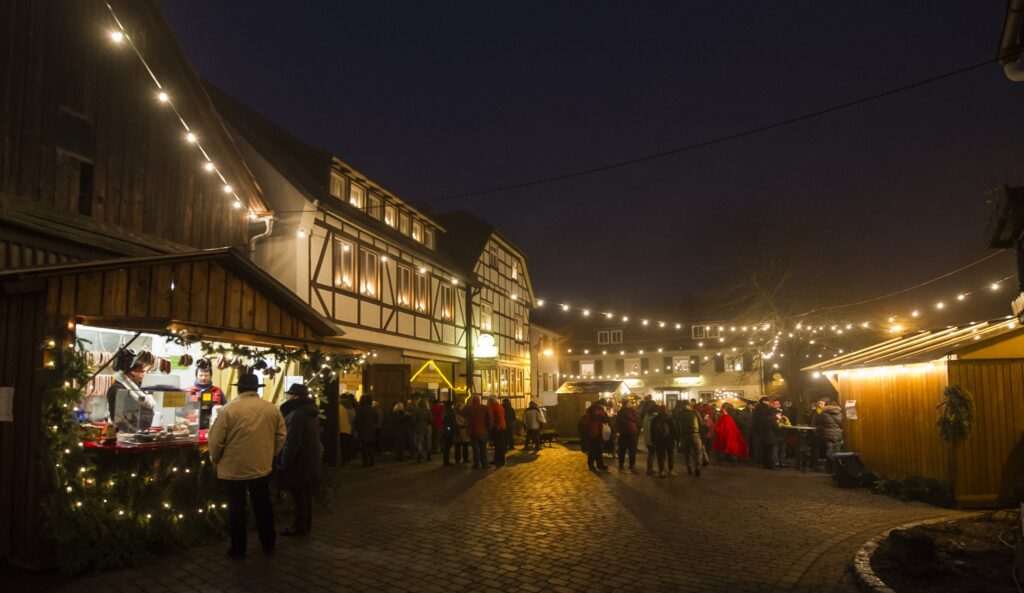 Stimmungsbild_Weihnachtsmarkt_Neunkirchen_Dorfplatz