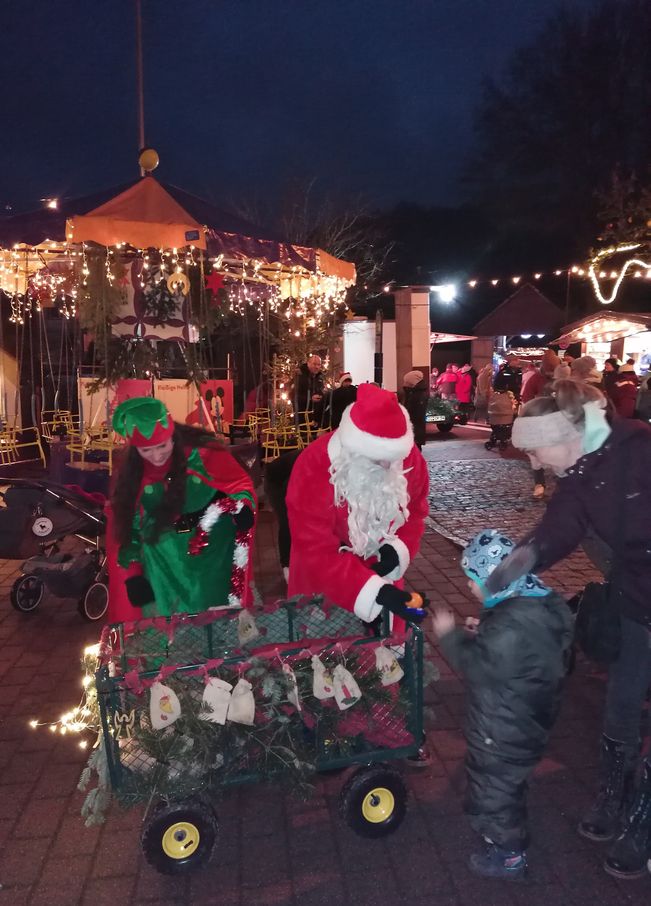 Nikolaus_auf_Weihnachtsmarkt_Neunkirchen